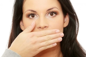 بدبویی دهان می‌تواند چه دلایلی داشته باشد؟ درمان چیست؟