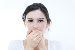 بدبویی دهان می‌تواند چه دلایلی داشته باشد؟ درمان چیست؟